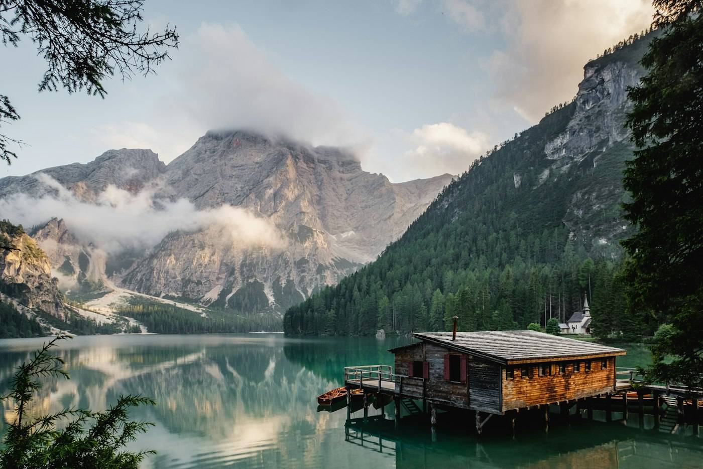 Vakantie aan een meer: 8 plekken waar je de zee niet mist – hoofdfoto (Unsplash)
